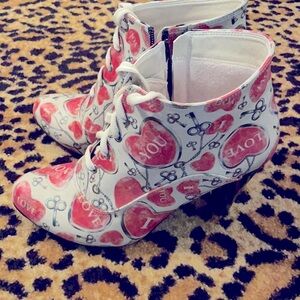 😍Lace up heart ankle booties😍